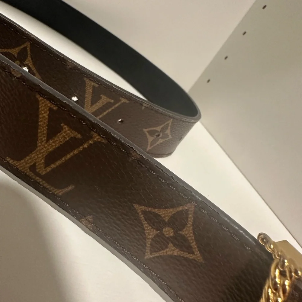 Louis Vuitton LV Initiales reversible belt with a gold-tone chain-link buckle - Picture 5 of 7